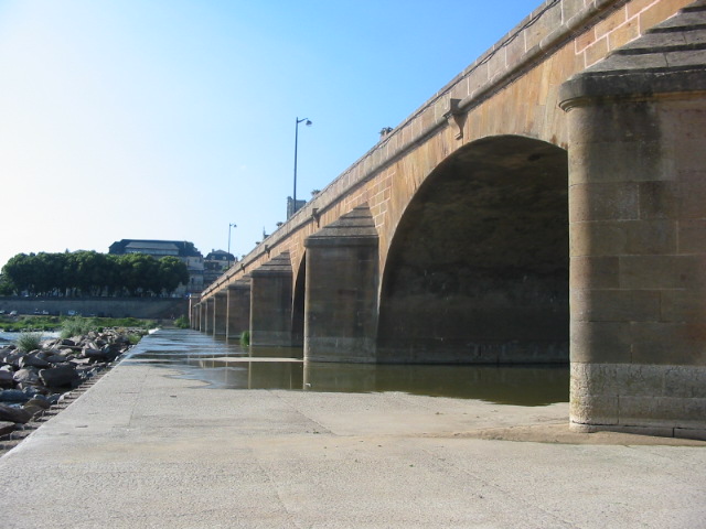 La Loire à Nevers pendant la canicule d’août 2003, niveau très bas